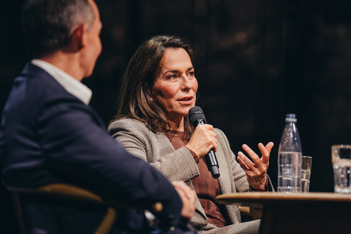 Anne Will im Gespräch mit Handmikro