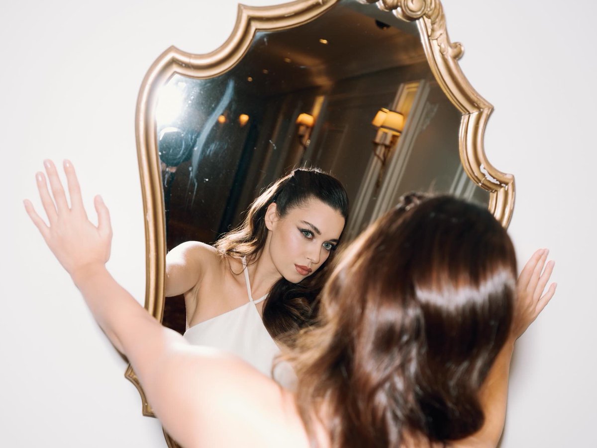 underhadids's tweet image. she knows