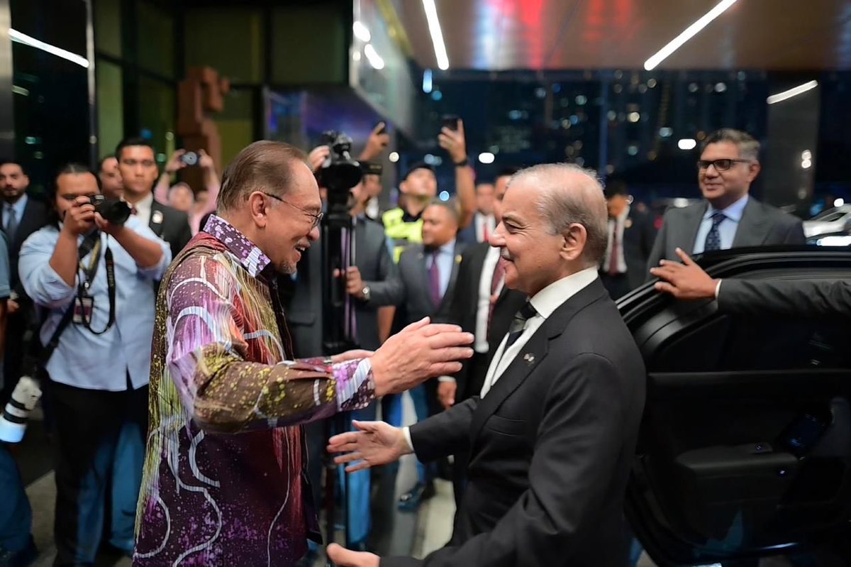 Kuala Lumpur : Prime Minister Muhammad Shehbaz Sharif is being welcomed by Prime Minister of Malaysia H.E. Anwar Ibrahim as he arrives in Malaysia on an official visit (5 October, 2025)

#ShehbazInMalaysia 🇵🇰🇲🇾