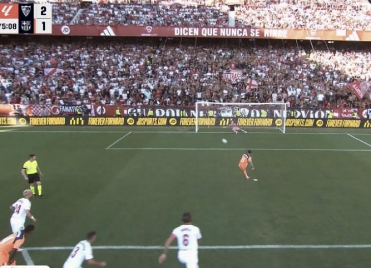 “Mbappé marca muchos goles porque casi todos los mete de penalti”

Lewandowski tirando un penalti: