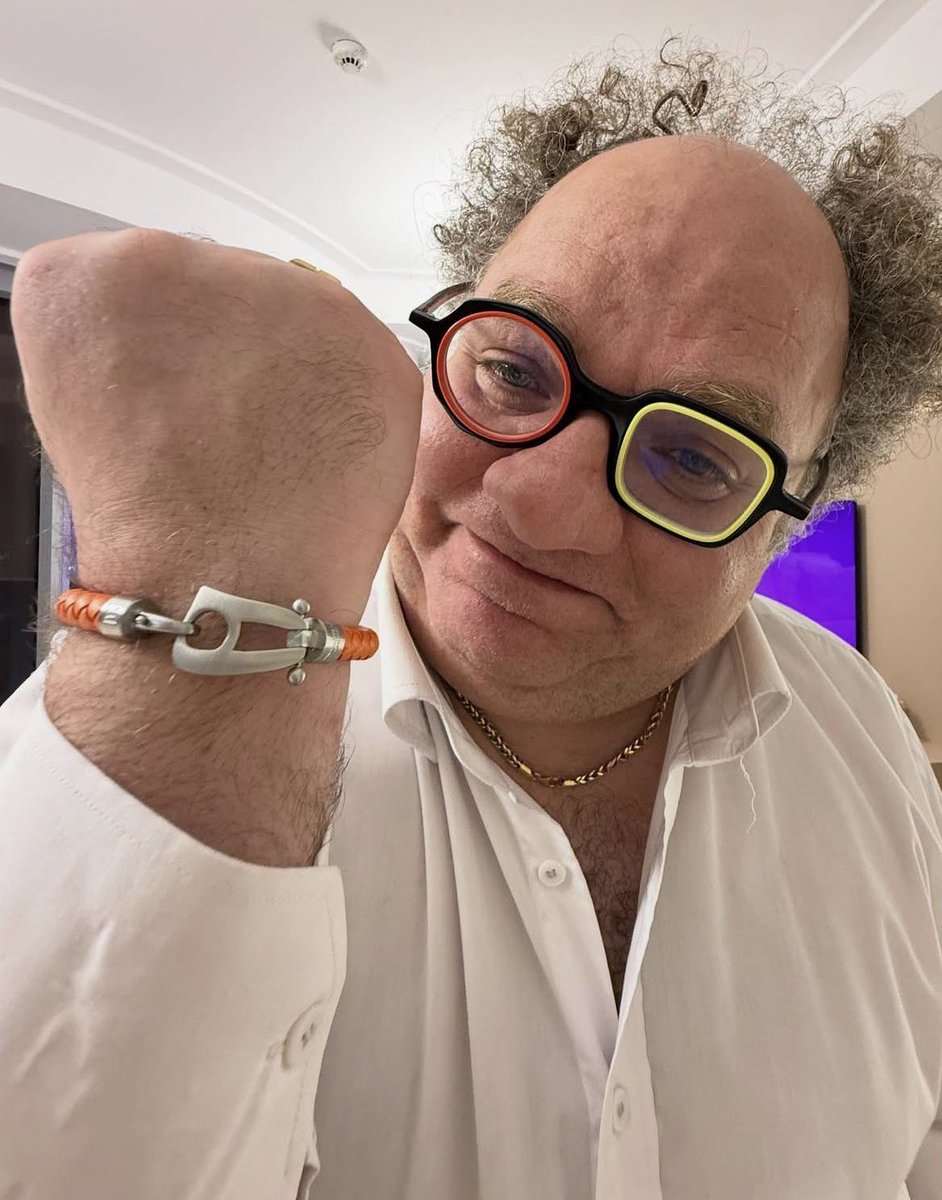 نظریه ی نا محبوب:
این آقا تو حرفه ی خودش خیلی ام موفقه و صرفا چون خشگل نیست بهش فحش و هیت میدید.
وگرنه هیچ جا هم اظهار‌ نکرده خیلی اخلاق خوبی داره یا با فضل و کمالاته.
صرفا تستر غذا هستش و موفق بوده.