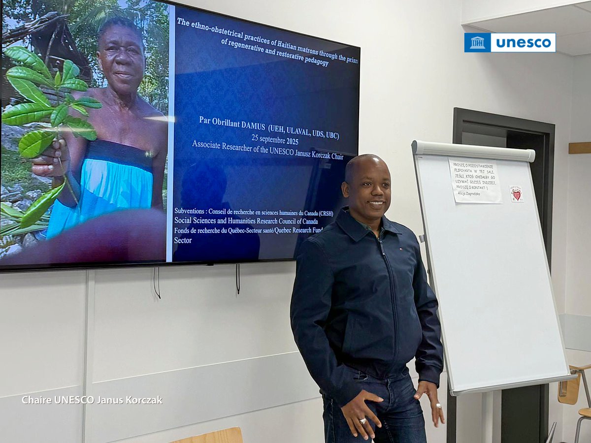 En cette Journée des enseignants, l’UNESCO met à l’honneur le professeur haïtien Obrillant Damus, invité à Varsovie grâce à la Commission nationale polonaise pour l’UNESCO.
Ses travaux illustrent le rôle essentiel de la recherche dans l’enseignement. 🔗 shorturl.at/iSYQ7