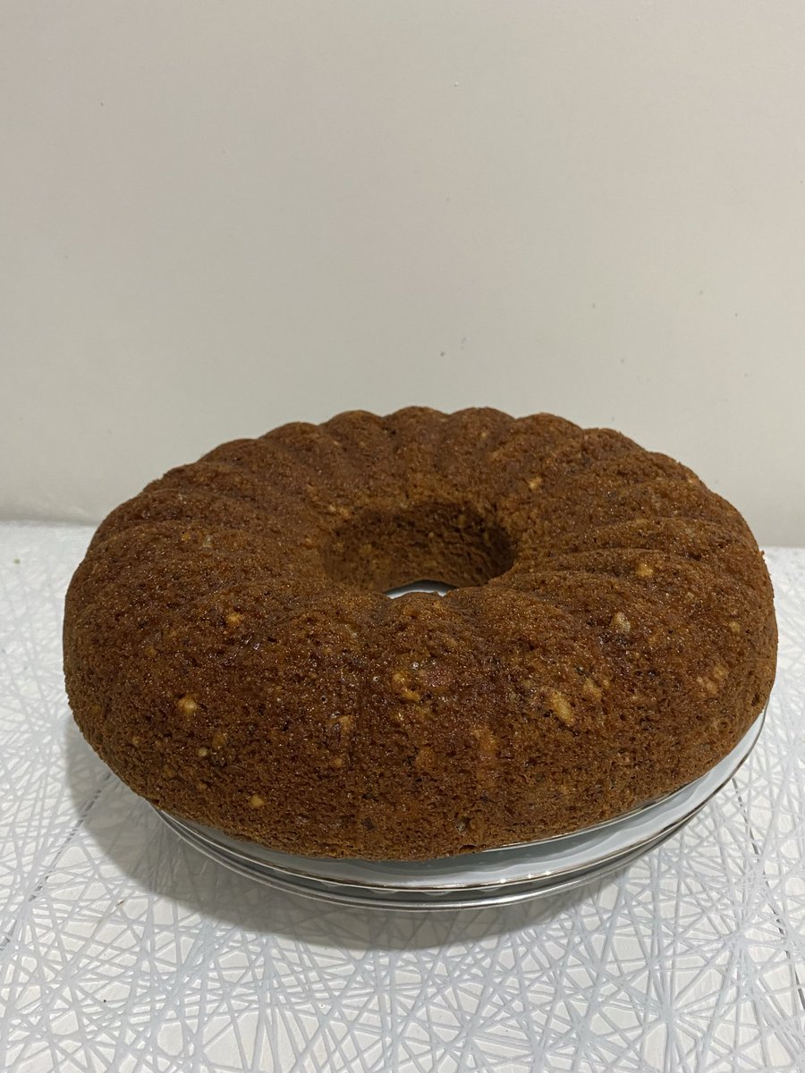 bileklerini kesmemek icin kek yapan adam