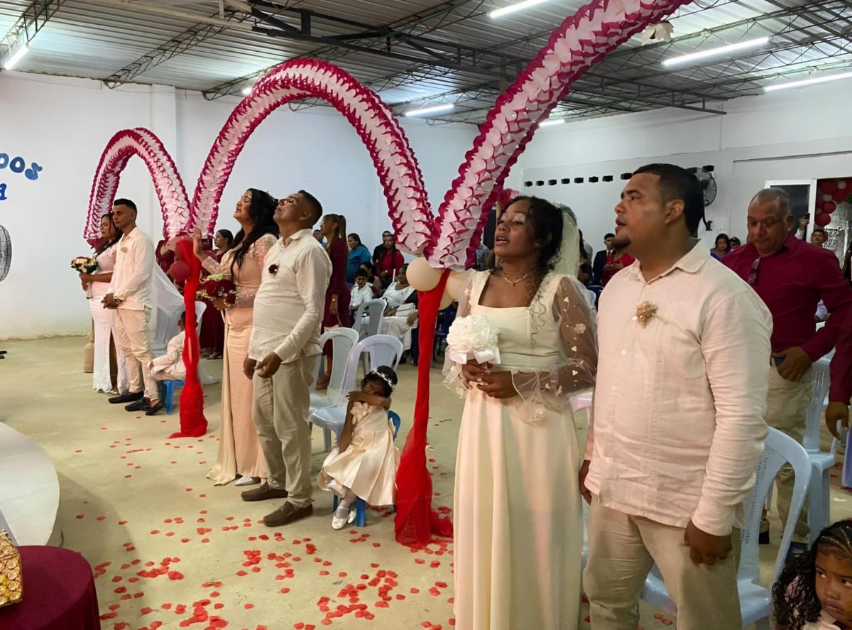 laguajirahoy's tweet image. #Sociales | 💍 Tres parejas unieron sus vidas en una emotiva ceremonia en Riohacha. Entre fe, amistad y alegría, compartieron un mismo altar para celebrar el amor y un nuevo comienzo. ✨ #Bodas #Riohacha #Amor
laguajirahoy.com/sociales/tres-…