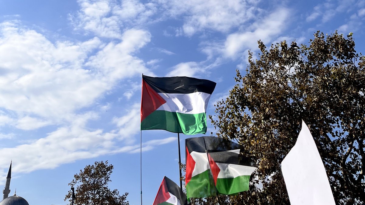 Bir seher vaktinde şafakla geleceğiz..
#ÖzgürlüğeYürüyoruz