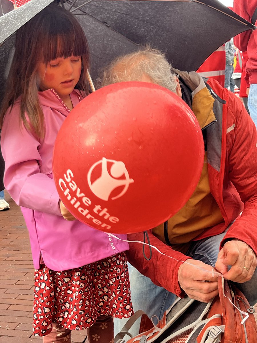Nou…. 250.000 mensen, heel fijn. Dit land kan ook nog z’n beschaafde kant laten zien. Mededogen, compassie, strijdvaardigheid, moed. Met kleinkind Renske, (haar eerste demonstratie), zwangere dochter Eef, zoon Rutger en andere opa niet hele route gelopen.