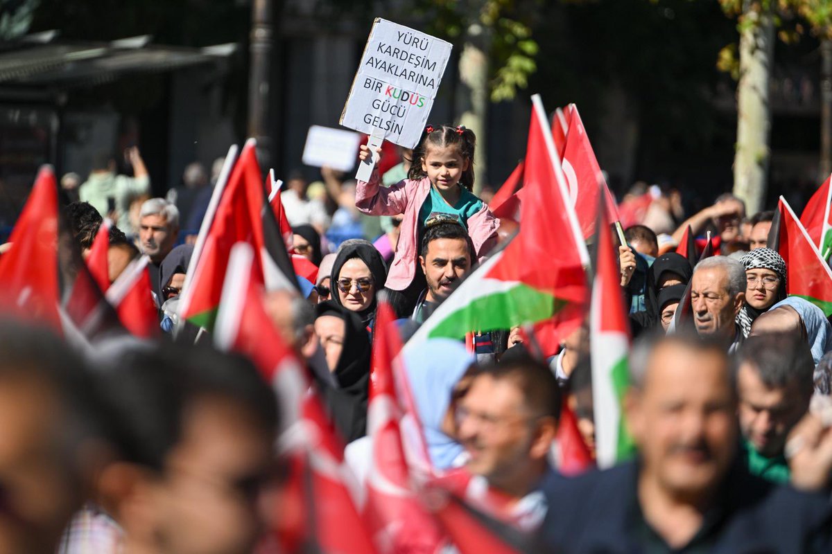 AvOzlemZengin's tweet photo. “Yürü kardeşim, 
Ayaklarına bir Kudüs gücü gelsin…”
 
 🇹🇷 🇵🇸
#ÖzgürlüğeYürüyoruz https://t.co/Xwd5eEZ4gl