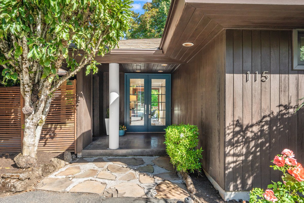 jenwileyhomes's tweet photo. Magnificent Mid-Century Modern in Coveted Lake Oswego Oregon! Play: Pool, Putting Green! Paddle: Oswego Lake + Willamette River!! #cool #pool #puttinggreen #loveyourhome #jenwileyhomes #cascadehassonsothebys https://t.co/QDD9Nc9WP1
