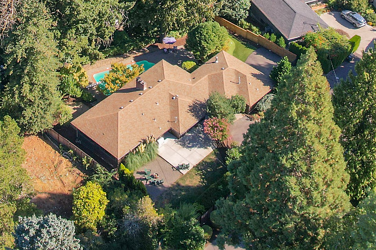 jenwileyhomes's tweet photo. Magnificent Mid-Century Modern in Coveted Lake Oswego Oregon! Play: Pool, Putting Green! Paddle: Oswego Lake + Willamette River!! #cool #pool #puttinggreen #loveyourhome #jenwileyhomes #cascadehassonsothebys https://t.co/QDD9Nc9WP1