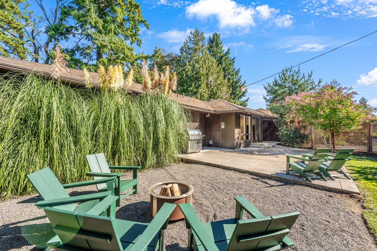 jenwileyhomes's tweet photo. Magnificent Mid-Century Modern in Coveted Lake Oswego Oregon! Play: Pool, Putting Green! Paddle: Oswego Lake + Willamette River!! #cool #pool #puttinggreen #loveyourhome #jenwileyhomes #cascadehassonsothebys https://t.co/QDD9Nc9WP1