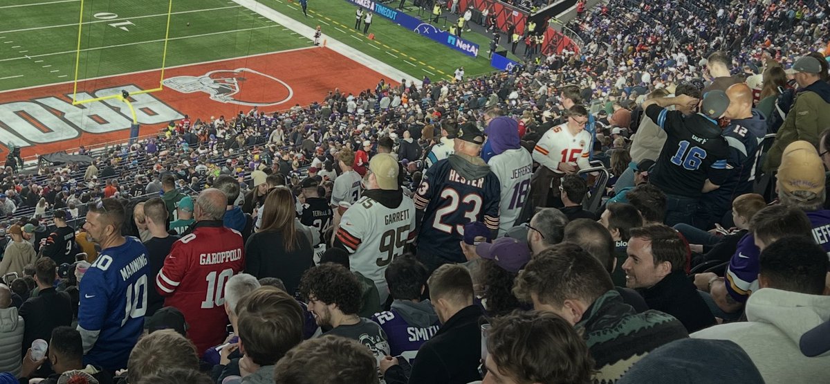 PhilpottTim's tweet photo. Love the @NFL crowd in London. Everyone is welcome. @skysports. https://t.co/3wU1VKlkdw