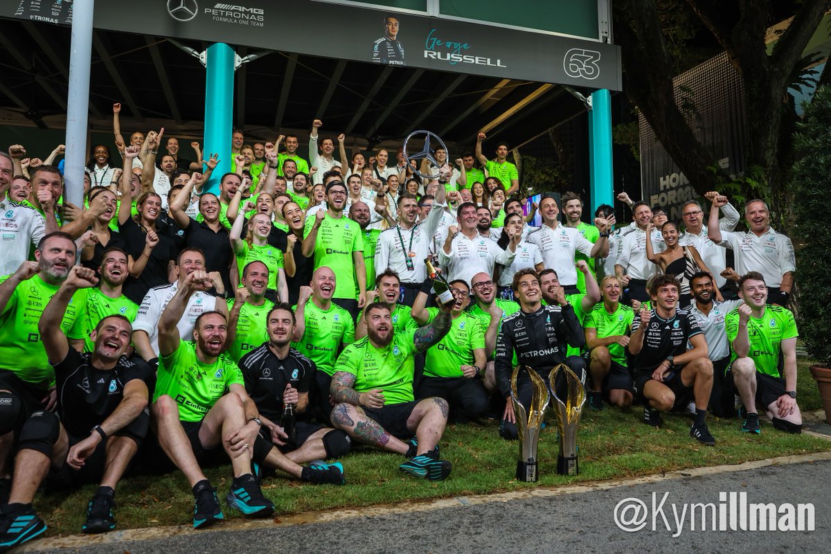 KymIllman's tweet image. CHAMPAGNE CHAOS

The Mercedes team gathered for a group photo to mark George Russell’s win today. It soon descended into chaos, with George getting absolutely covered in champagne.

#formula1 #f1 #f1content #SingaporeGP #MercedesAMGf1 #GeorgeRussell