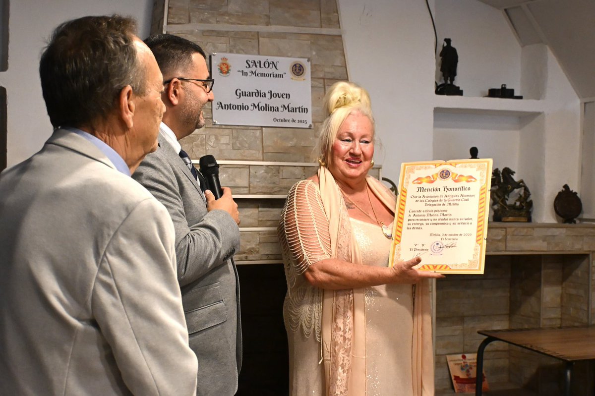 Delegación del Gobierno en Melilla (@deleggobml) on Twitter photo 🔴 La Delegada del Gobierno, <a href="/sabrinamohh/">Sabrina Moh 🌹</a>, ha asistido este mediodía al emotivo acto de inauguración del Salón “In Memoriam” del Guardia Joven Antonio Molina Martín, en la sede de <a href="/PolillasMelilla/">Los Polillas Melilla</a> 🔴 La Delegada del Gobierno, <a href="/sabrinamohh/">Sabrina Moh 🌹</a>, ha asistido este mediodía al emotivo acto de inauguración del Salón “In Memoriam” del Guardia Joven Antonio Molina Martín, en la sede de <a href="/PolillasMelilla/">Los Polillas Melilla</a>