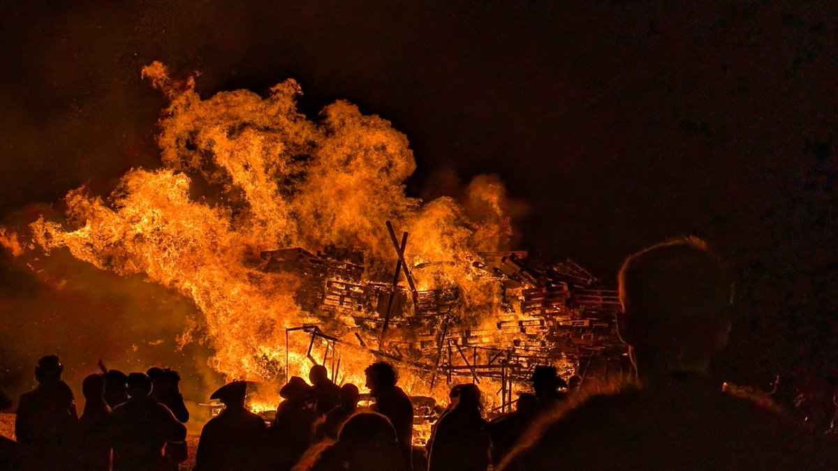 Big toasty bonfire at Eastbourne last night #sussexbonfire #eastbournebonfire #eastbourne #sussex #eastsussex #bonfire #sussextradition