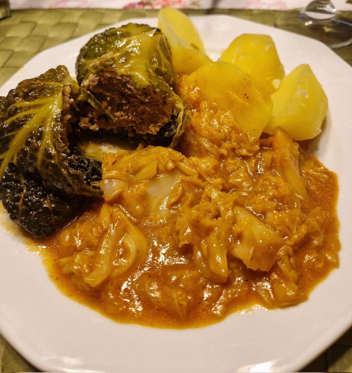 Today I made savoy cabbage roulades from minced meat with potatoes. Just the right thing here in Germany in autumn.😋