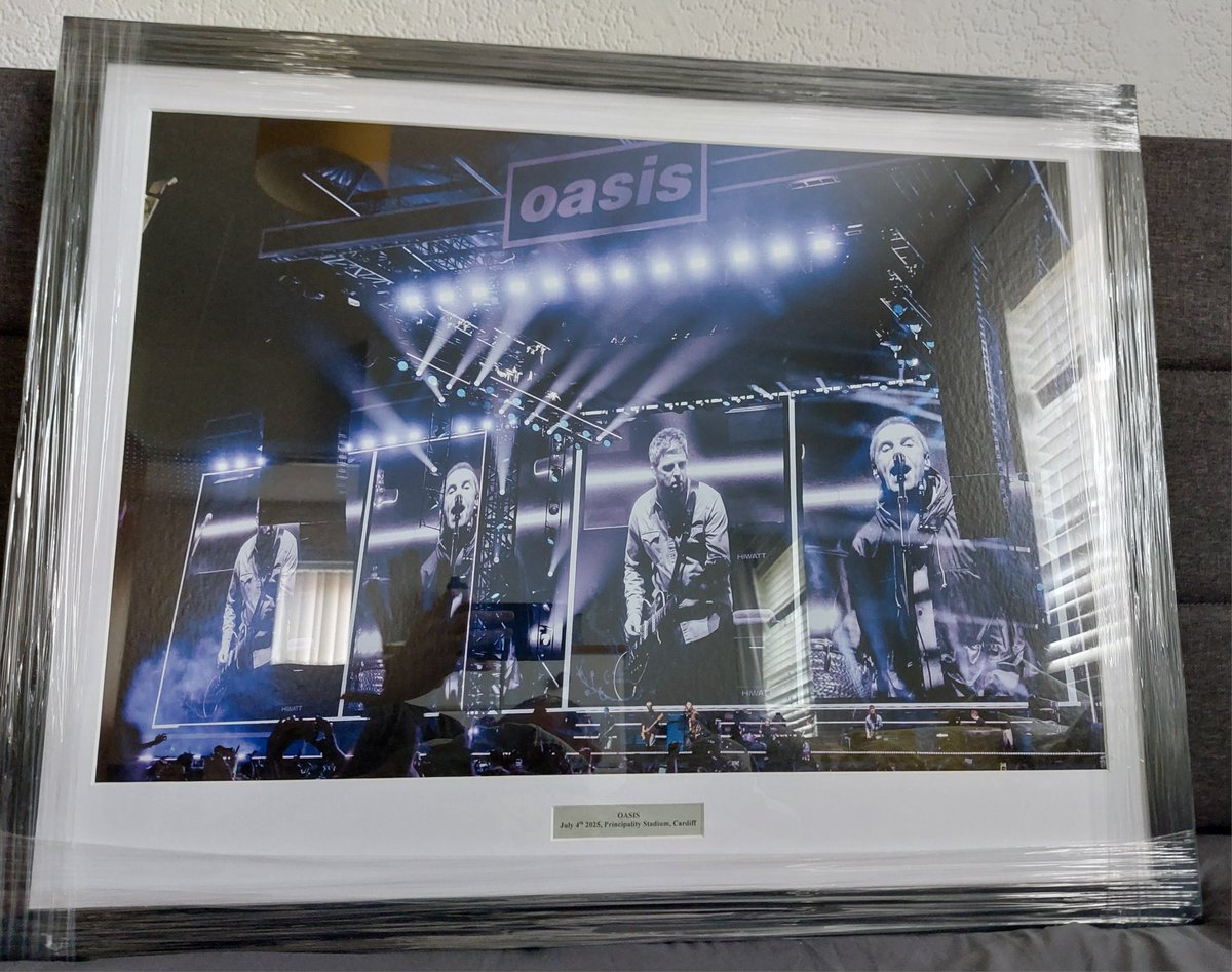 PhilRichards82's tweet image. Latest addition to my music memorabilia. It was the best night of my life without question, overtaking beating Cardiff City in the Worthington Cup in September 2008 👌🖤 Great job done by @framesandsculp1