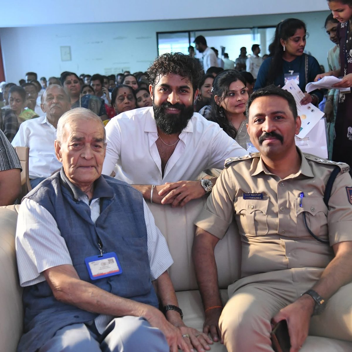 Appu Youth Brigade Hassan Official (@youthhassan1) on Twitter photo ಡಾ.ರಾಜಕುಮಾರ್ ಅಕ್ಯಾಡೆಮಿಯ ವಿದ್ಯಾರ್ಥಿಗಳ ಸಾಧನೆಯ ಸಂಭ್ರಮದಲ್ಲಿ ನಮ್ಮ ಯುವ ರಾಜಕುಮಾರ್ , ಎಸಿಪಿ ಚಂದನ್ ಸೇರಿದಂತೆ ಅನೇಕ ಗಣ್ಯರು ಭಾಗವಹಿಸಿದ್ದರು👌😍
#drrajkumaraccdemy #DrPuneethRajkumar𓃵 ಡಾ.ರಾಜಕುಮಾರ್ ಅಕ್ಯಾಡೆಮಿಯ ವಿದ್ಯಾರ್ಥಿಗಳ ಸಾಧನೆಯ ಸಂಭ್ರಮದಲ್ಲಿ ನಮ್ಮ ಯುವ ರಾಜಕುಮಾರ್ , ಎಸಿಪಿ ಚಂದನ್ ಸೇರಿದಂತೆ ಅನೇಕ ಗಣ್ಯರು ಭಾಗವಹಿಸಿದ್ದರು👌😍
#drrajkumaraccdemy #DrPuneethRajkumar𓃵