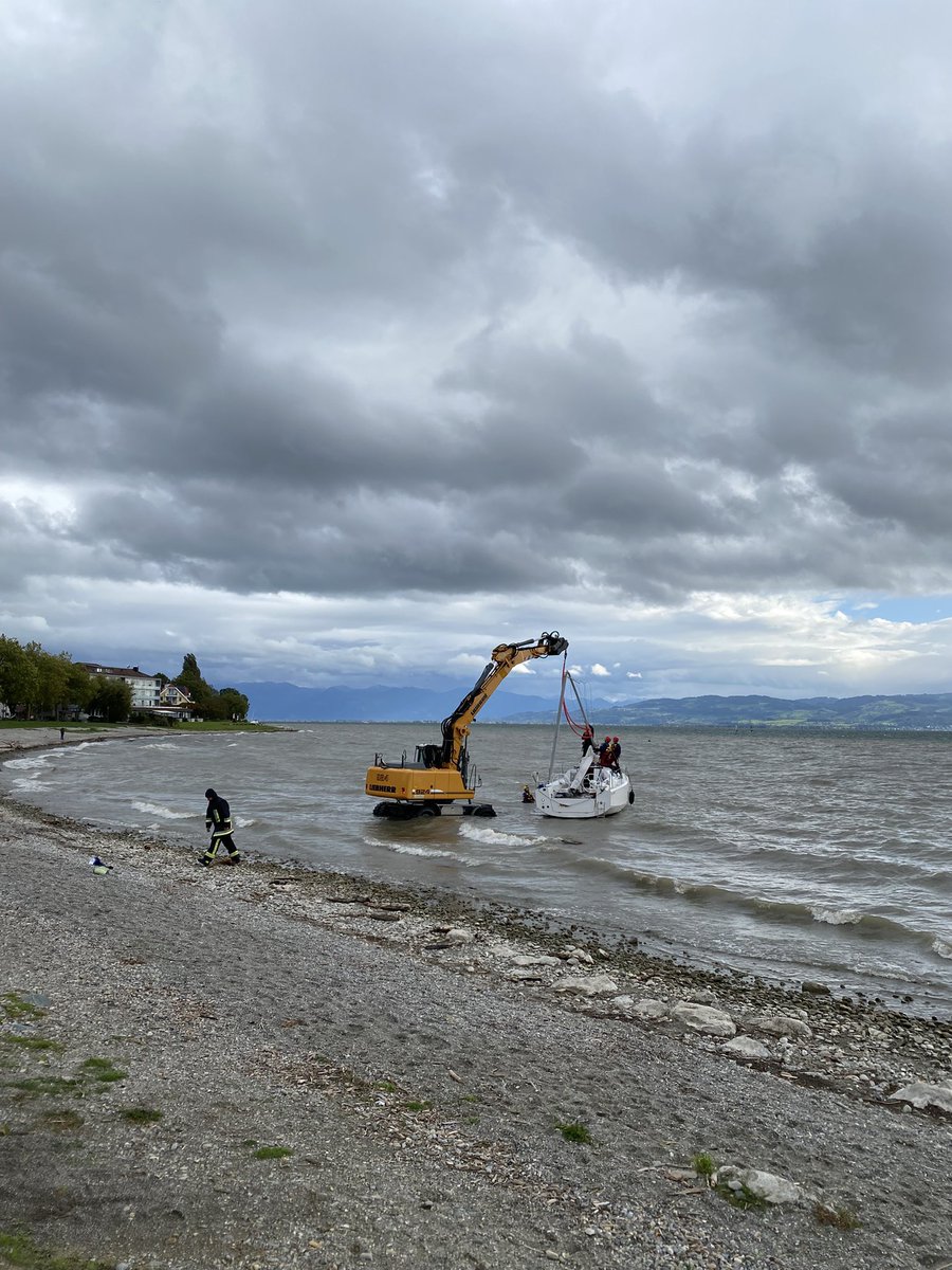 Der #Bodensee zeigt sich heute von seiner wilden Seite, trotzdem glauben Segler*innen sie könnten mit ihrem Luxussegler gegen den Sturm segeln. Ausbaden können es dann Feuerwehr und Katastrophenschutz. 
Extremwetter und Klimawandel machen vor dem Mast, nicht halt. #Langenargen