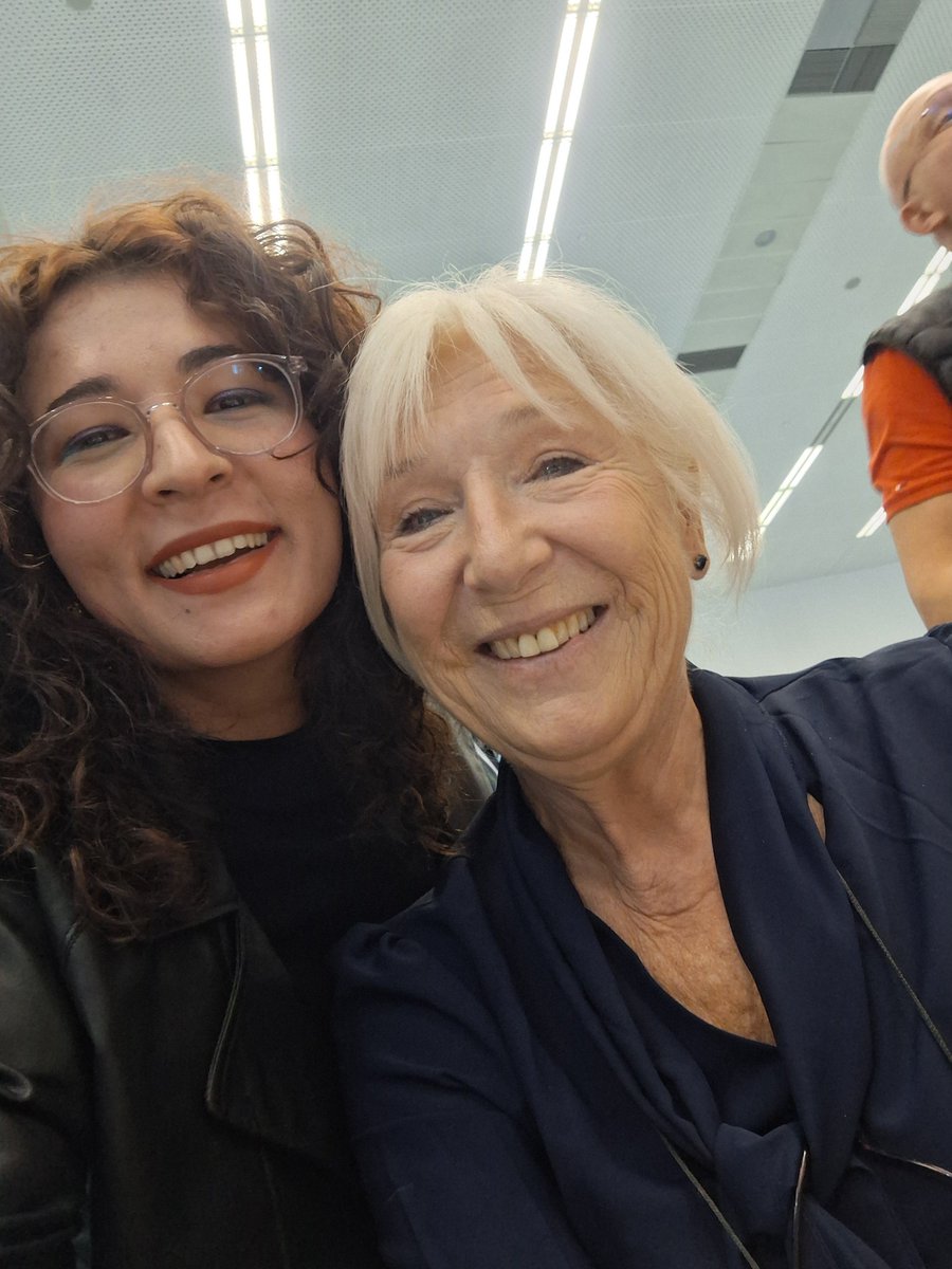 aysenazcimen14's tweet photo. Değerli Banu Avar, Ankara Kitap Fuarı'nda...

"Alaycı Kuş" kitabını mutlaka okuyun derim.
Yeni bir kitabı da yolda bu arada.
Merakla bekliyoruz.
😊 https://t.co/3sXhSpnlhk