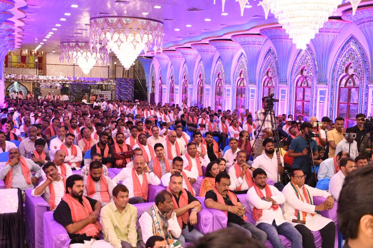 उत्तर भारतीय प्रकोष्ठ, उत्तर मुंबई द्वारा आयोजित उत्तर भारतीय सम्मेलन एवं पत्र वितरण कार्यक्रम

आज एक ऐतिहासिक एवं गरिमामयी वातावरण में सफलतापूर्वक संपन्न हुआ।

इस विशेष अवसर पर मुंबई कांग्रेस की अध्यक्षा एवं माननीय सांसद प्रो. वर्षा ताई गायकवाड़ जी की प्रेरणादायक उपस्थिति ने