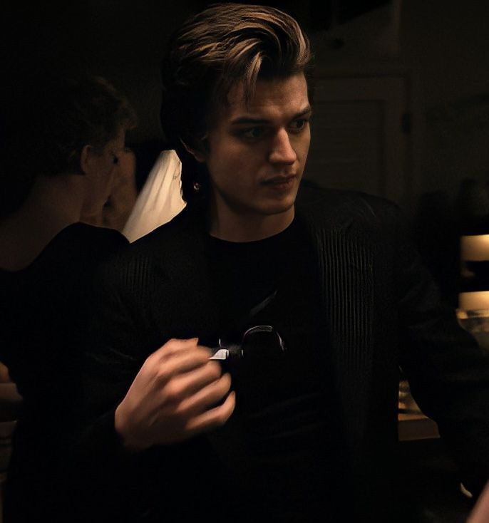 aqsarants's tweet photo. uhmmm joe keery and sabrina carpenter i mean i see potential - https://t.co/zjKewzXN7X