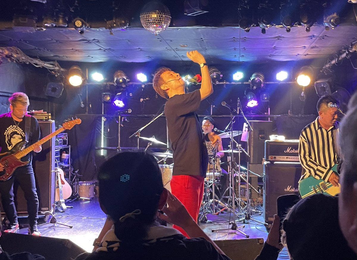su_ta_low's tweet photo. 高円寺ShowBoat、帰ってきた風来坊 Vol.1
青春だ！
長く生きてて良かった！
隣の友達がずっと友達でいてくれて良かった！
ずっと行けるように元気でいたいし、いて欲しい、と思う。 https://t.co/ylG0ZYwfR8