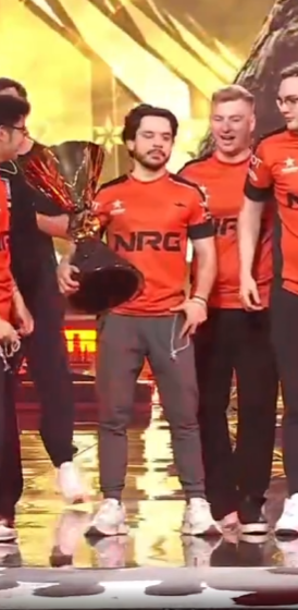 VearaLettuce's tweet photo. Trophy being half the size of @ethanarnold Lmao congrats! https://t.co/AkH1schaMV