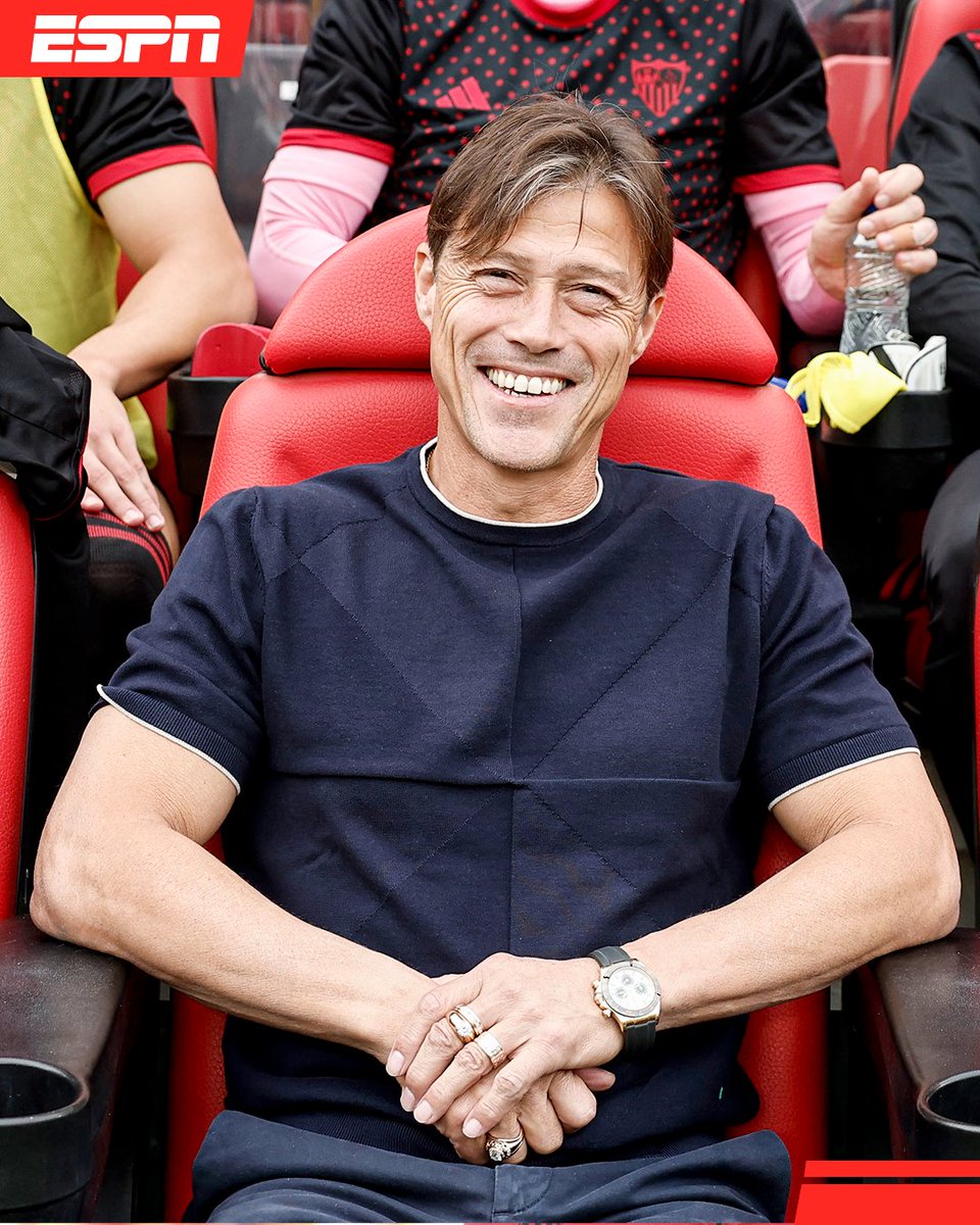 ESPNmx's tweet photo. Un día diriges en la Liga MX y al otro, goleas al FC Barcelona con el Sevilla 🔥

DON MATÍAS ALMEYDA 😎 https://t.co/HDhT5ugkUA