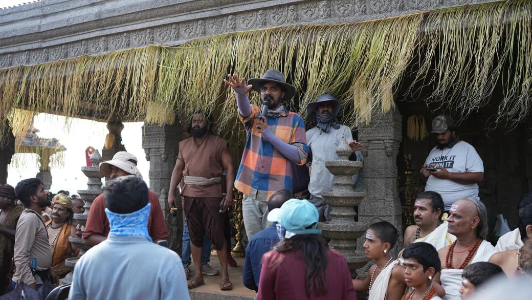 KollywoodStar_'s tweet image. Kantara Chapter 1’s Brahma Kalasha sequence is a visual story — @Bhushandance choreography, featuring Rishab Shetty &amp;amp; Rukmini Vasanth, along with 200 dancers, to the song composed  by Ajaneesh Loknath is pure cinematic magic.

#KantaraMagic #KantaraChapter1
#Kantara