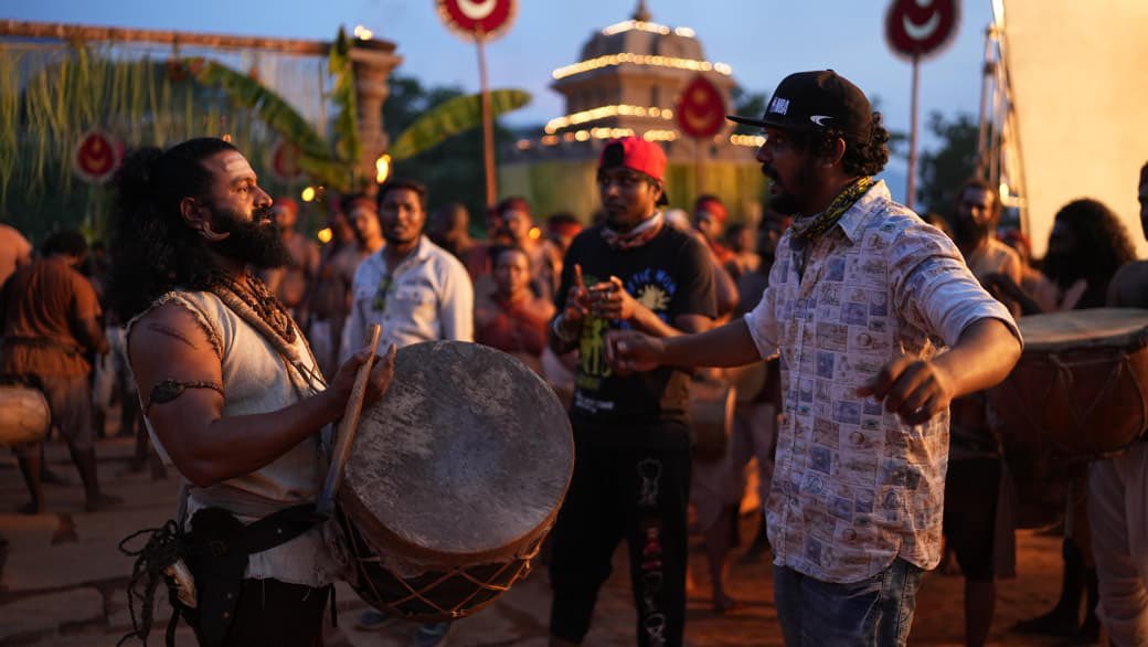 KollywoodStar_'s tweet image. Kantara Chapter 1’s Brahma Kalasha sequence is a visual story — @Bhushandance choreography, featuring Rishab Shetty &amp;amp; Rukmini Vasanth, along with 200 dancers, to the song composed  by Ajaneesh Loknath is pure cinematic magic.

#KantaraMagic #KantaraChapter1
#Kantara