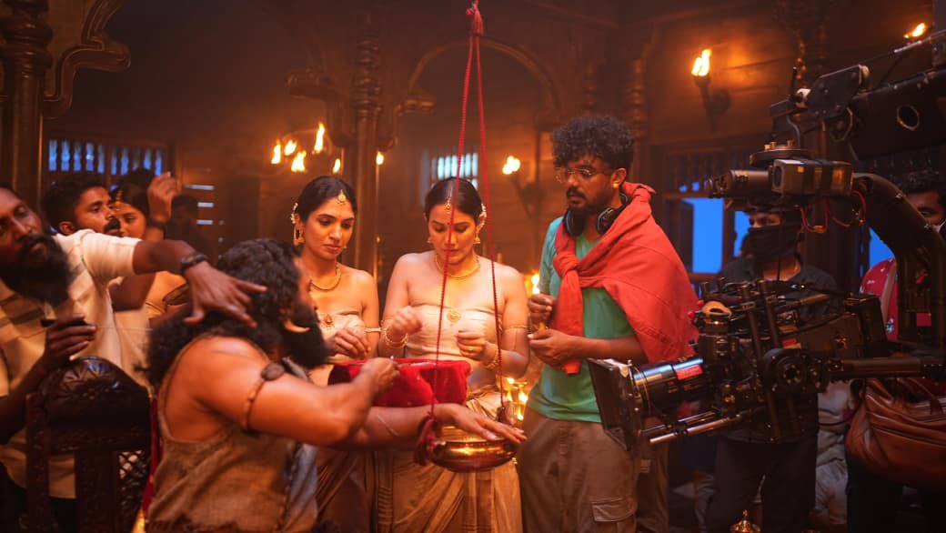 KollywoodStar_'s tweet image. Kantara Chapter 1’s Brahma Kalasha sequence is a visual story — @Bhushandance choreography, featuring Rishab Shetty &amp;amp; Rukmini Vasanth, along with 200 dancers, to the song composed  by Ajaneesh Loknath is pure cinematic magic.

#KantaraMagic #KantaraChapter1
#Kantara