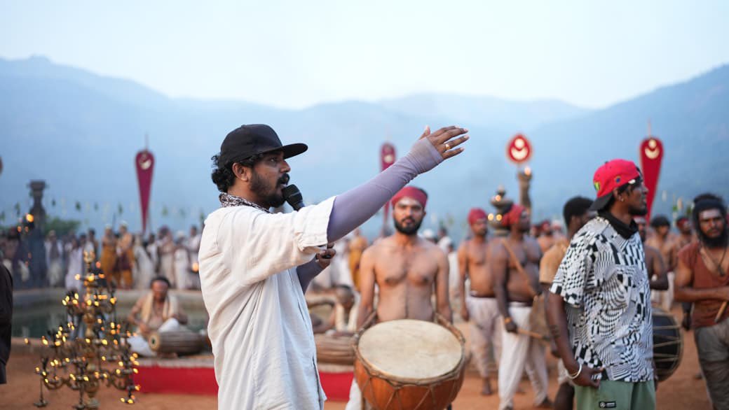 KollywoodStar_'s tweet image. Kantara Chapter 1’s Brahma Kalasha sequence is a visual story — @Bhushandance choreography, featuring Rishab Shetty &amp;amp; Rukmini Vasanth, along with 200 dancers, to the song composed  by Ajaneesh Loknath is pure cinematic magic.

#KantaraMagic #KantaraChapter1
#Kantara