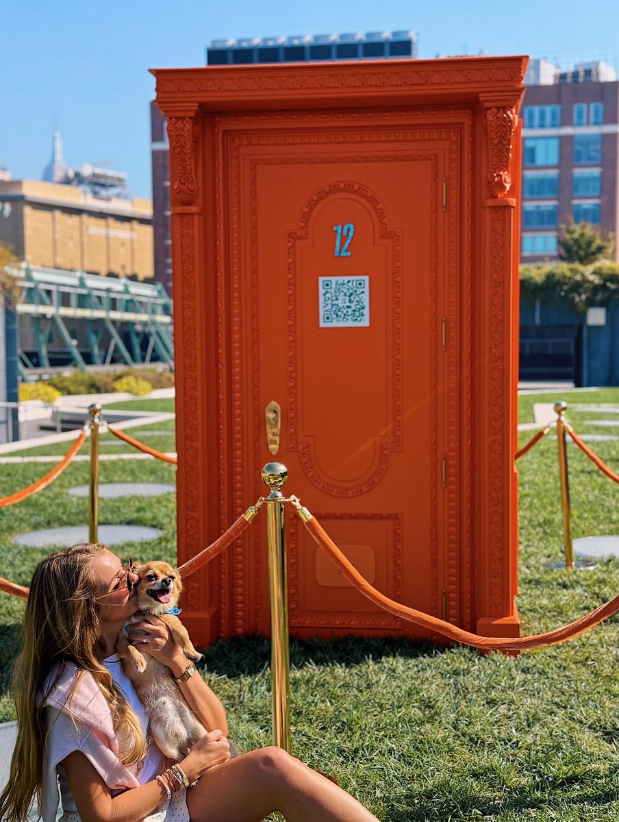 IvanaNY's tweet photo. Orange door is found in NYC and spirits are HIGH! 🧡 can’t wait to see what our Showgirl has in store for us!! #TSTheLifeOfAShowgirl @taylorswift13 @taylornation13 https://t.co/tDK1CuI9Su