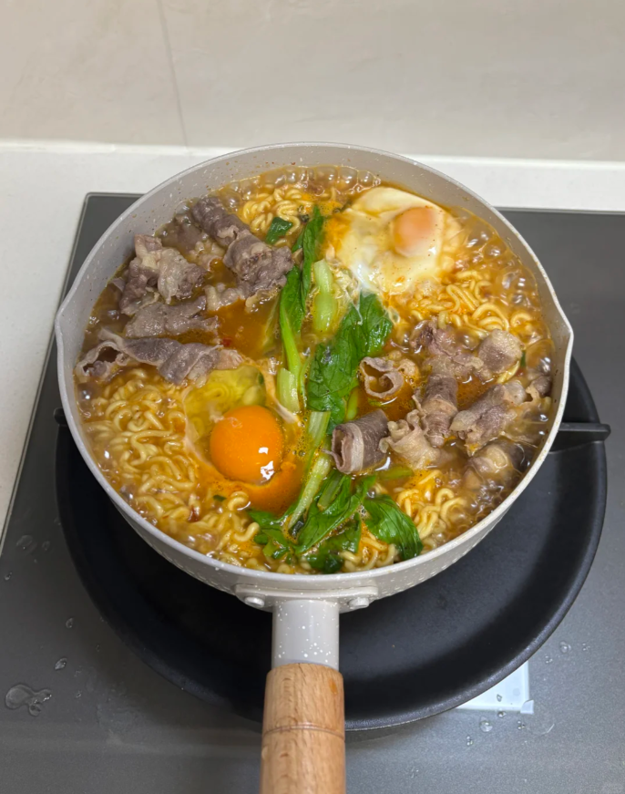 vimo1989's tweet photo. A simple dinner can also be a very happy enjoyment  #dinner#simplehappiness#alone#enjoytime https://t.co/ZyV6o4Oxdd