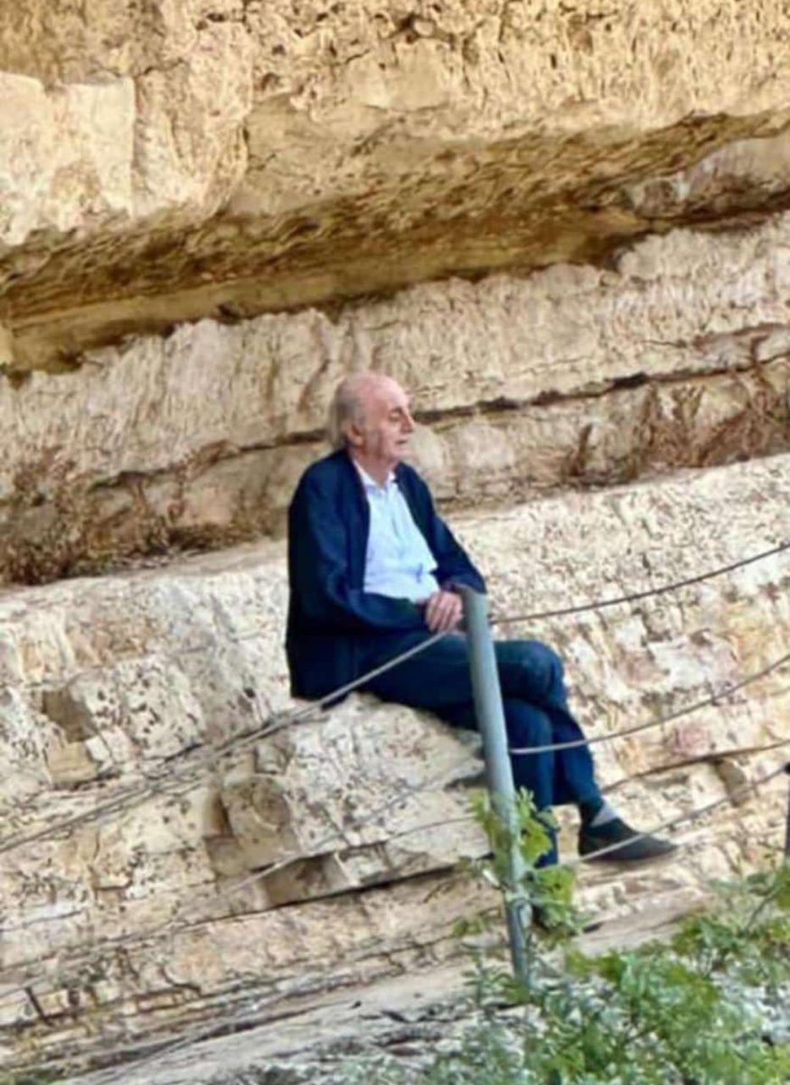 KheirAssad's tweet photo. كلما تحاملتُم عليه ... 
كلما زاده العزُ عزاً...
وتباهى به العزُ عزا...
@walidjoumblatt https://t.co/6EHw2jz4Y7