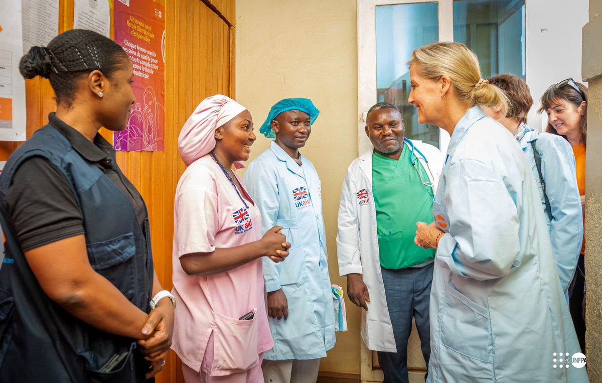 UNFPARDC's tweet photo. Grâce à l’appui du 🇬🇧 Royaume-Uni, #UNFPA renforce l’accès aux soins de santé sexuelle et reproductive pour les populations de #Beni et les déplacés du #NordKivu. La duchesse Sophie d’Édimbourg a rencontré les survivantes de violences sexuelles et les femmes bénéficiaires. #RDC https://t.co/QiWN5QqEaq