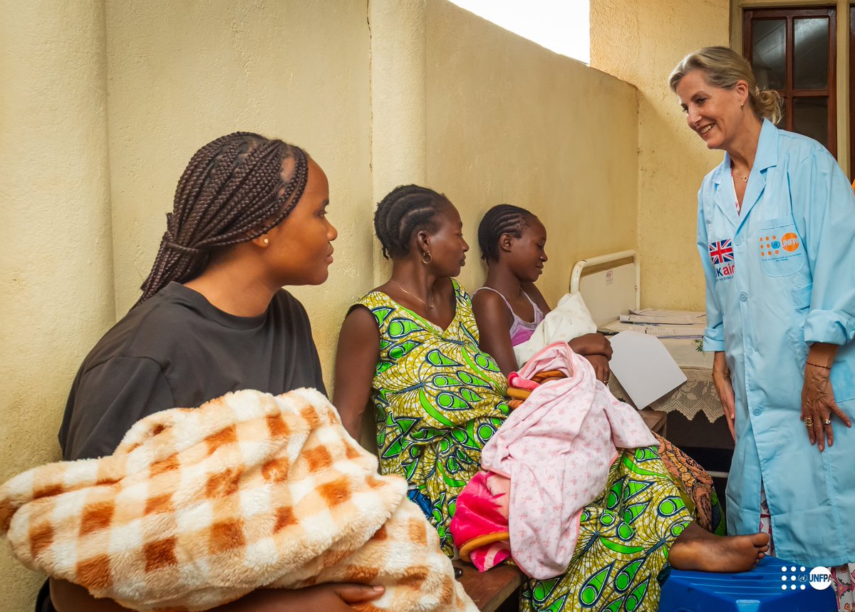 UNFPARDC's tweet photo. Grâce à l’appui du 🇬🇧 Royaume-Uni, #UNFPA renforce l’accès aux soins de santé sexuelle et reproductive pour les populations de #Beni et les déplacés du #NordKivu. La duchesse Sophie d’Édimbourg a rencontré les survivantes de violences sexuelles et les femmes bénéficiaires. #RDC https://t.co/QiWN5QqEaq