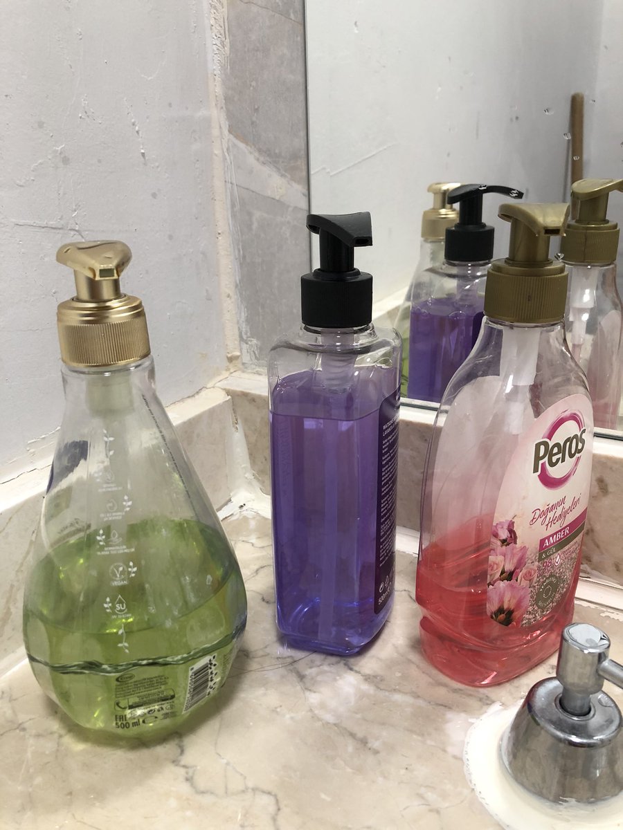 muchborn's tweet photo. Odada 3 kişiyiz ve hepimiz nerdeyse aynı günlerde geldik sıvı sabunlar da nerdeyse aynı günlerde alınıp kullanılmaya başlandı. Bilin bakalım hangi sabun kime ait https://t.co/pWeciHqM0b
