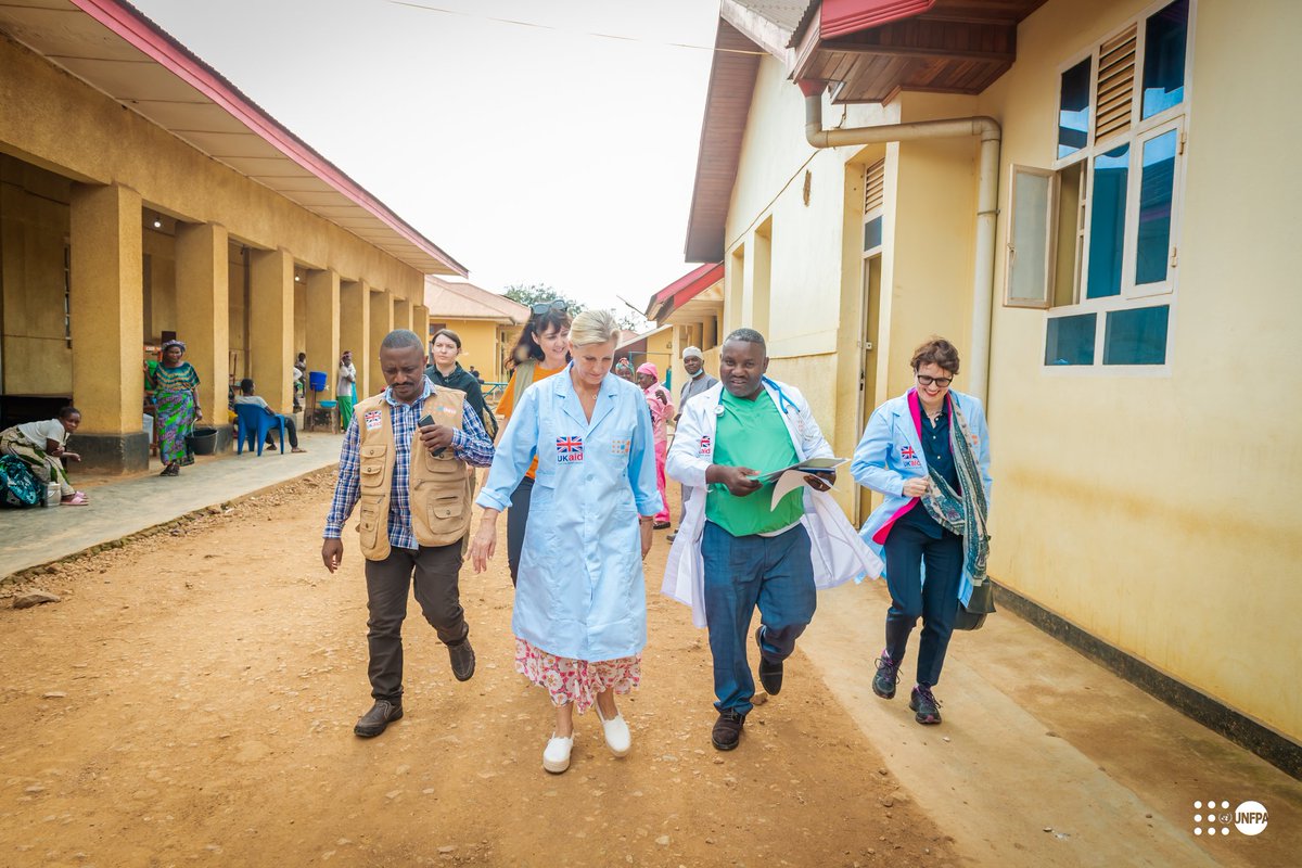 UNFPARDC's tweet photo. Grâce à l’appui du 🇬🇧 Royaume-Uni, #UNFPA renforce l’accès aux soins de santé sexuelle et reproductive pour les populations de #Beni et les déplacés du #NordKivu. La duchesse Sophie d’Édimbourg a rencontré les survivantes de violences sexuelles et les femmes bénéficiaires. #RDC https://t.co/QiWN5QqEaq