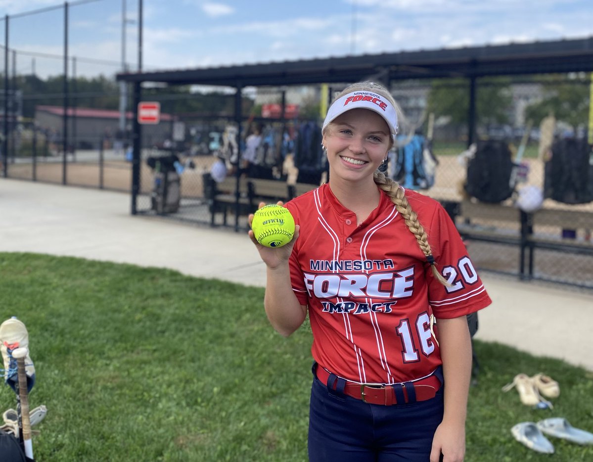 Congratulations to Charlotte Pettis on her first career home run that was blasted over the left center fence❕

#CreatingChampionsForLife