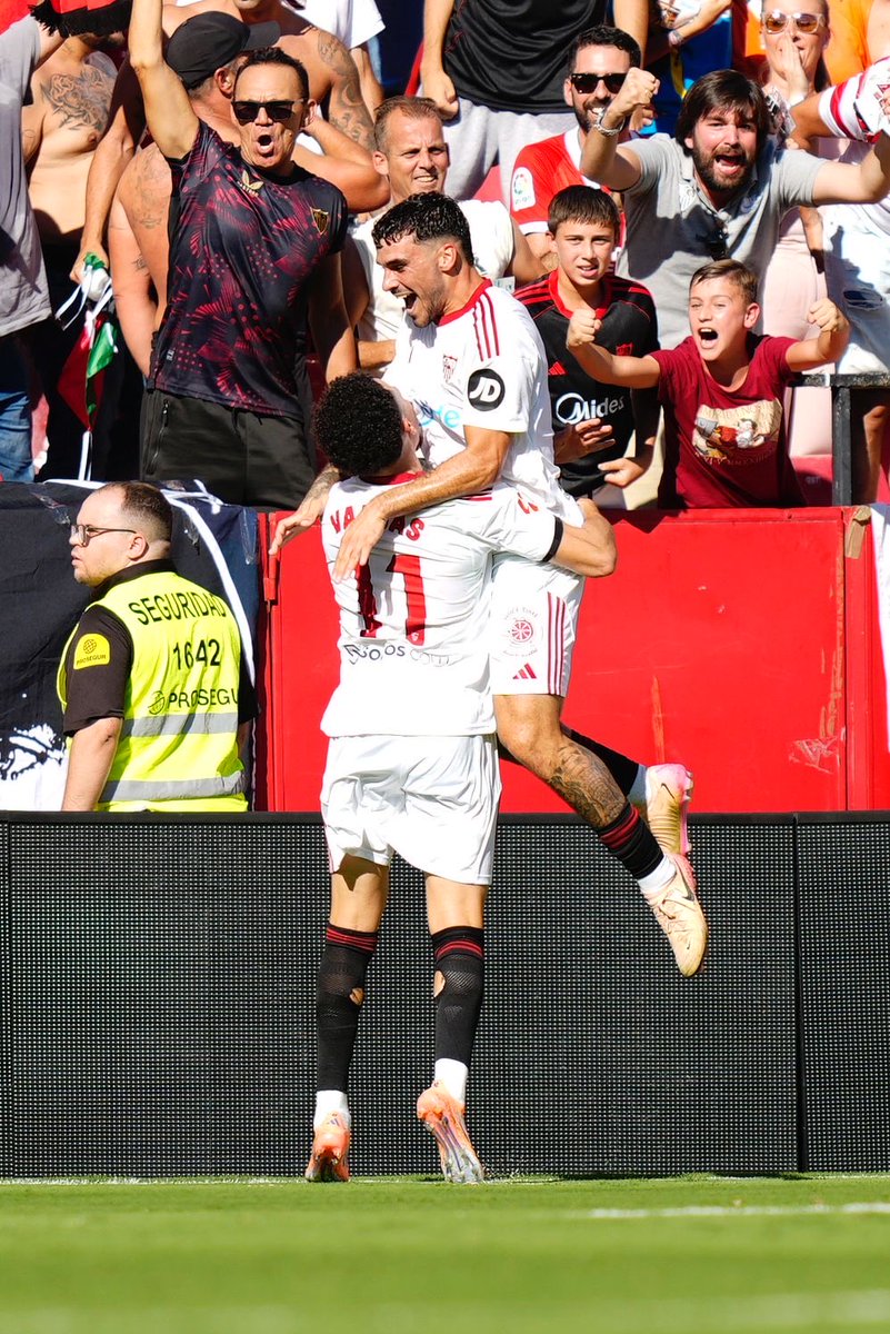 FootballDeva's tweet image. 🔴⚪ 4-1 win for Sevilla against Barcelona

Alexis Sanchez on the scoresheet 🎯

#LaLiga #SevillaBarca