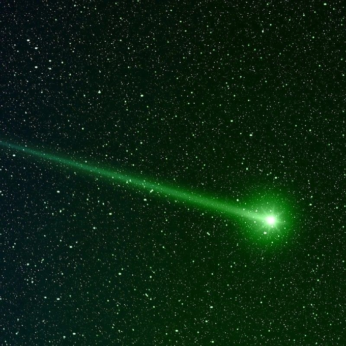 Rainmaker1973's tweet photo. 🚨 Three green comets are heading our way right now

The three comets are C/2025 A6 Lemmon, C/2025 R2 Swan, and C/2025 K1 ATLAS, all discovered just this year. https://t.co/bwyxlSRnec