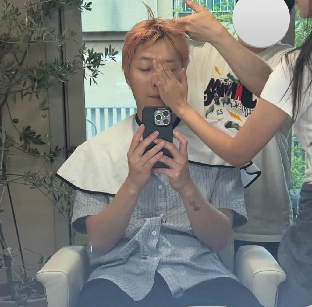 두드림당하느라앞도안보이는디 사진찍겟다고저러고잇는게구엽다