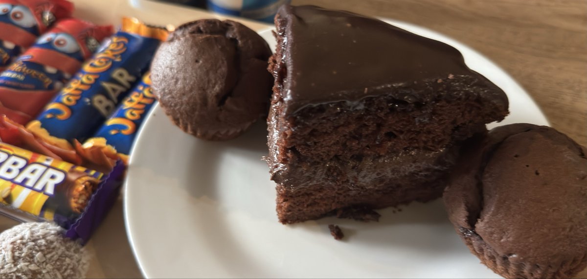 ArgyllSeaGlass's tweet photo. So #MikesSnacks for the Singapore Grand Prix consists of a chocolate fudge overload with the delicious Singaporean Fudge Cake πΈπ¬
I added a few extras including mini snowballs, some Jaffa cake type things, Kipling Bakewell slices and Red Bull as always π€€
#SingaporeGP
Well done on 2nd Max π©
Massive congratulations to Bob MacIntyre on winning the Dunhill β³οΈ π΄σ §σ ’σ ³σ £σ ΄σ Ώπ