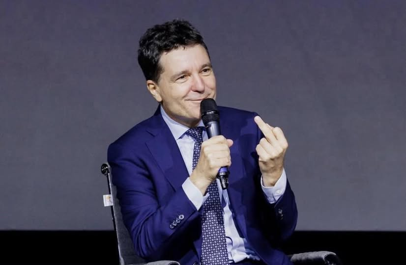 DinVrancea's tweet photo. de la https://t.co/kQ8KITSElj vis FB 👇👌
Despre gafele lui Nicușor Dan și perfecțiunea suveranistă, că prea simt că la nivel de comportament social am ajuns în ghenă și vreau să mă răcoresc puțin. Că ăștia cu “muci, banane, autiști, globaliști, soroșiști, curcubei” și care se ocupă cu “liste” ca fasciștii, dacă le zici că-s primitivi, tot tu ești ăla rău, tot tu provoci, tot tu semeni ură. Ei sunt cu pacea, cu iubirea, cu Dumnezeu și mucii pe buze.
Da, sunt Mucușorist. Nu că mi-e foarte drag, că ba chiar l-am criticat în repetate rânduri, și înainte să devină președinte și o să-i mai critic deciziile când va fi cazul, dar a fost singura opțiune cinstită și reală dpdv al calității umane. Dacă nu înțelegeți asta cu calitatea umană, vă explic.
Toate stângăciile lui de imagine nu arată slaba pregătire, ci arată că nu pune accentul pe aparențe. E matematician, adică e un om care gândește analitic, el funcționează pe bază de argumente logice și e metodic. Pentru genul acesta de oameni imaginea lor e fix ultima problemă. Pur și simplu nu le pasă că au freza ca un cuib de cuci sau că-i apucă râsul aiurea în biserică. Iar oamenii ăștia, așa roboței în gândire, sunt și super autentici, profunzi, empatici și reali. De asta îl vedeți pe Nicușor că face tot felul de gafe și trompetele chiar exagerează, dar de cele mai multe ori face niște lucruri normale și chiar simpatice, nici măcar gafe. Atâta că nu suntem noi obișnuiți să vedem lideri în forma asta.
Noi suntem obișnuiți cu de ăștia care să ne scuipe în cap. Nouă ne plac șmecherii, aroganții, ăia autoritari care “taie și spânzură de dragul poporului” pentru buzunarul lor. Și aspectul fizic contează mult. Bărbații mai puțin mobilați la mansardă și care pun accentul pe aparențe și autoritate de ciocănari aroganți au nevoie de un lider cu calitățile pe care ei nu le au neapărat că nu-și permit - dar după care tânjesc, iar doamnele au nevoie de cineva de care să se îndrăgostească și să facă o pasiune, să le activeze respectul ăla slugarnic de victimă față de autoritatea unui abuzator. Valabil și la bărbați.
Ăștia suntem. O țară plină de abuzați care de la vârstă fragedă am fost comparați cu alții că de ce X a luat note mai mari sau scoate mai rapid cartofii, care am normalizat că dacă Y are bani sau mușchi are și dreptul să ne abuzeze și să plecăm capul, o țară plină de abuzați care am normalizat că femeia și copilul trebuie să asculte cu sfințenie de bărbat și tată, iar când mai primesc o cafteală, sigur o primesc pe meritate și ca lecție.
Na, într-o societate de asta e normal ca oamenii să-și caute lideri precum abuzatorii lor. Mai ales dacă au și vrăjeală verbală și o dau la sentiment, clasic lor. Oamenii caută stăpâni, nu lideri. Că nu sunt obișnuiți cu așa ceva.
Iar pentru un popor pentru care brandul să se vadă cât mai mare scris pe țoale, pentru care părerea altora contează și în funcție de asta își ghidează propria viață, “Mucușor” nu e ce îi reprezintă pe ei. Ei nu funcționează pe argumente logice și raționale, ei funcționează pe aparențe, behăieli, caterincă de autobază și ciocăneală, adică abuz. Pe ăștia îi recunoști din start atunci când singura defecație neuronală pe care ei o numesc argument e referitoare la aspectul și comportamentul simplu și uman al unei persoane.
Și n-avem ce face. Ei iubesc șmecherii și abuzatorii care arată bine și au vrăjeala dulce. Exact cum ar vrea și ei să fie. Iar singura soluție sunt generațiile noi, că pe ăștia de acum nici terapia cu psihotrope nu-i mai ajută că sunt prea deștepți în lumea lor pentru știință. Trebuie ca generațiile tinere să crească în familii iubitoare care să le acorde atenție și afecțiune emoțională, nu doar mâncare și telefon în mână, iar statul să le ofere un sistem de învățământ real și practic, să-i învețe și istoria reală și mai ales cea de după 1900, nu doar că ce mai ciocănari am fost noi. Că ia unde ajungem cu un popor abuzat cu foarte puține realizări la nivel de individ și pentru care singura lor mândrie e trecutul istoric și ăla prezentat aiurea, că prezentul e prea eșuat pentru ei.