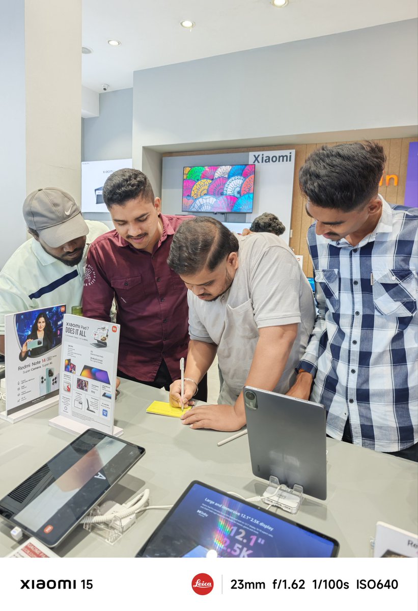 RajvirBhus82659's tweet image. XFC Pune Oct 25 Meet-up was all about festive vibes 🎉
Had an amazing time at the Mi Store discussing the Xiaomi Diwali Sale 💥
Excited for the new upcoming devices! 🚀l
#xiaomiindia #redmiindia #xfcpune