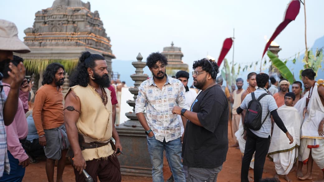 RDBalaji's tweet image. A visual spectacle! 
The Brahma Kalasha sequence from #KantaraChapter1  choreographed by @Bhushandance and performed by @shetty_rishab , @rukminitweets Vasanth &amp;amp; 200 dancers comes alive to @AJANEESHB ’s stirring score.
#Kantara #KantaraMagic #KantaraEverywhere