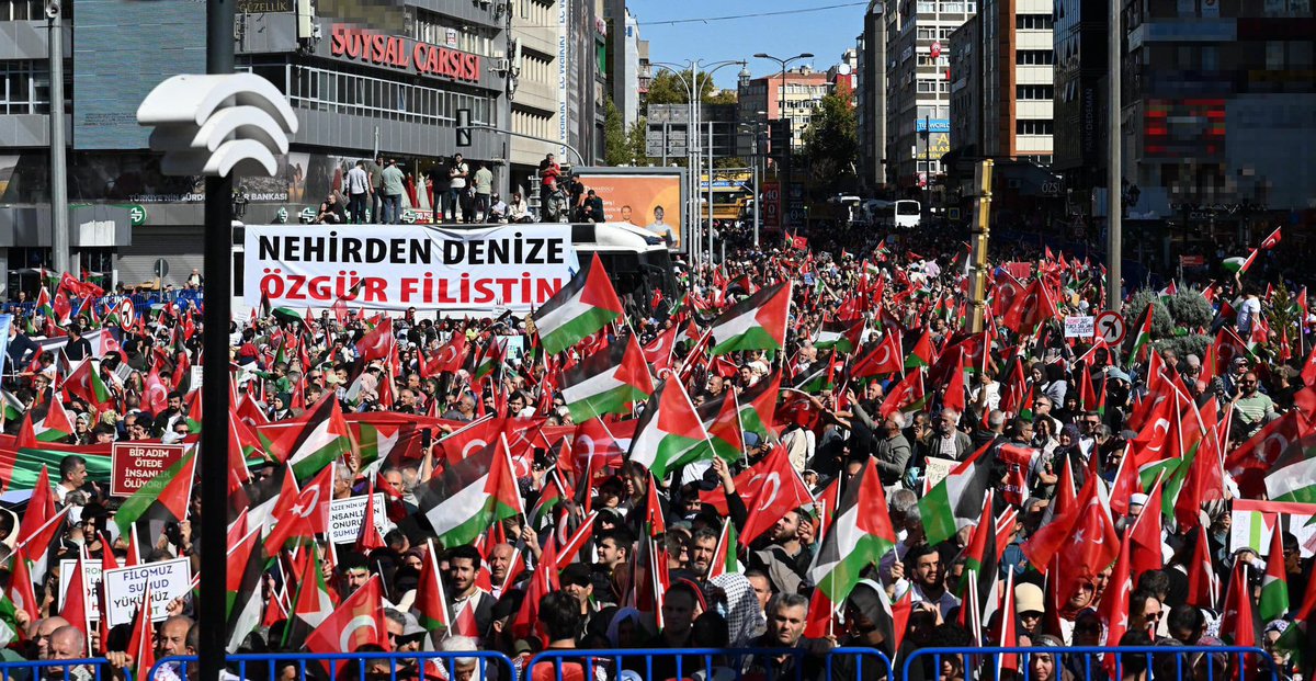 Dünyanın her yerinde ve ülkemizde Filistin için meydanları dolduran insanlar, İsrail’in her bakımdan kaybettiğini gösteriyor.

İnsanlık hiçbir şüphe duymadan İsrail’i mahkum ederek Filistin’in yanında duruyor.

#GazzeİçinYürüyoruz
#ÖzgürlüğeYürüyoruz 
#KararlılıkYürüyüşü