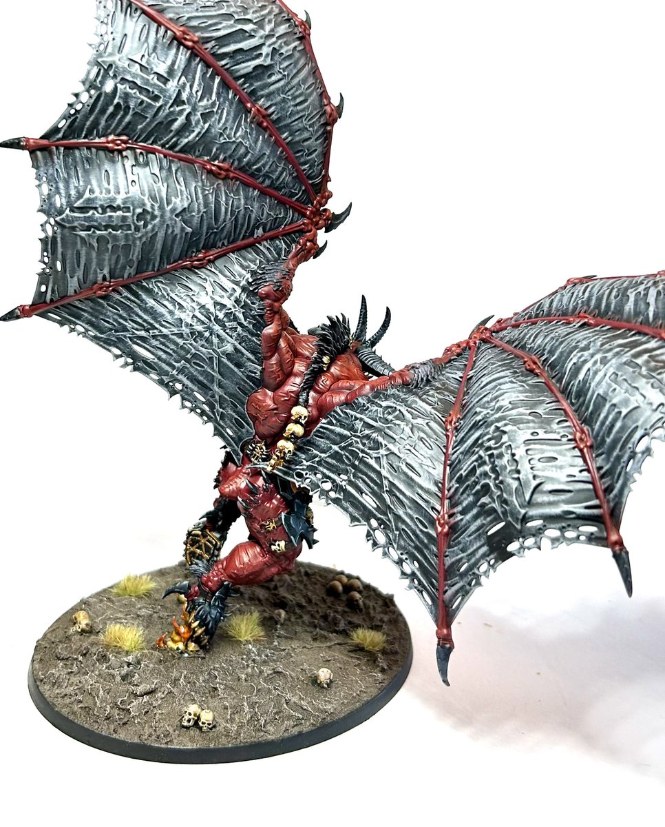 averagepaints's tweet image. Been stuck in Covid jail this weekend but it did mean I could finish painting this big lad! A Bloodthirster to add to my Be’lakor led Chaos collection! Hopefully I’ll get out to play soon. #WarhammerCommunity #PaintingWarhammer