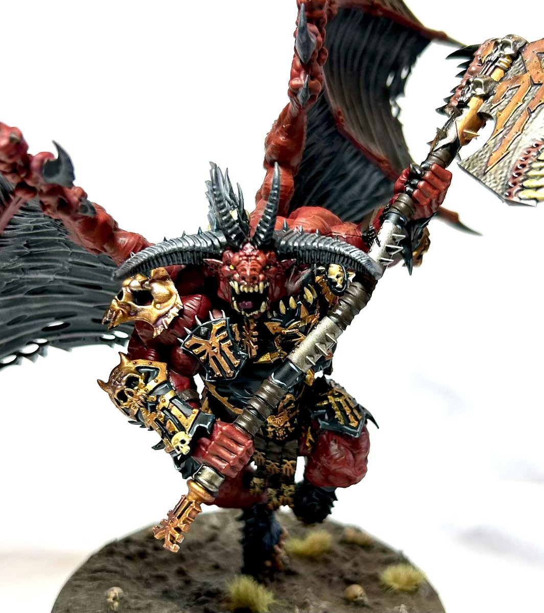 averagepaints's tweet image. Been stuck in Covid jail this weekend but it did mean I could finish painting this big lad! A Bloodthirster to add to my Be’lakor led Chaos collection! Hopefully I’ll get out to play soon. #WarhammerCommunity #PaintingWarhammer